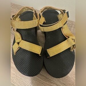 Teva gold/black platform sandal